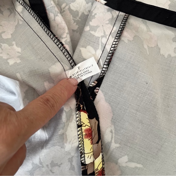 BODY LINE SHORT FLORAL KIMONO JACKET - Picture 15 of 16